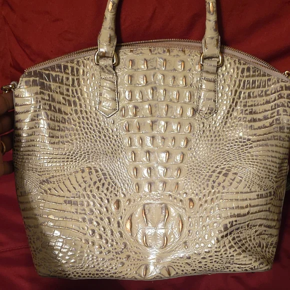 Elegant Crocodile-Embossed Tan Handbag - Picture 5 of 7